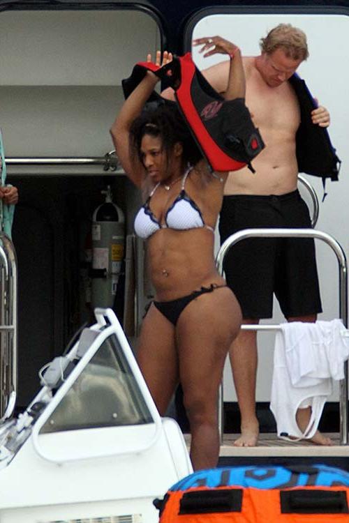 16P Serena Williams exposing sexy body and hot ass in bikini