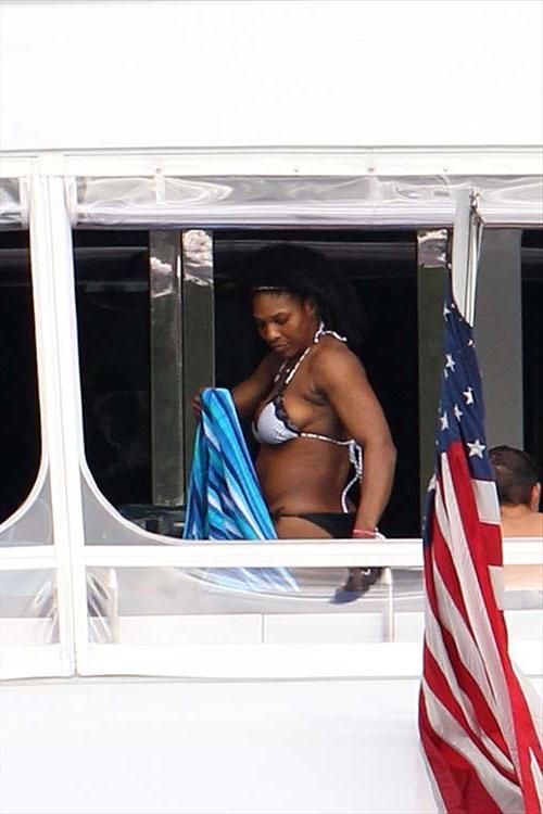 16P Serena Williams exposing sexy body and hot ass in bikini