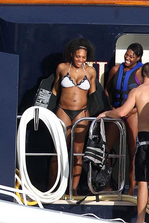 16P Serena Williams exposing sexy body and hot ass in bikini