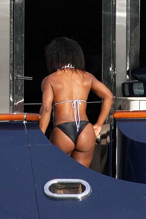 16P Serena Williams exposing sexy body and hot ass in bikini