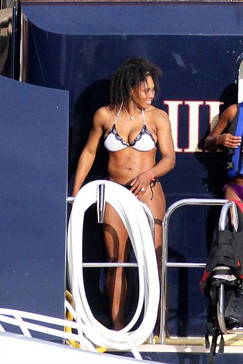 16P Serena Williams exposing sexy body and hot ass in bikini