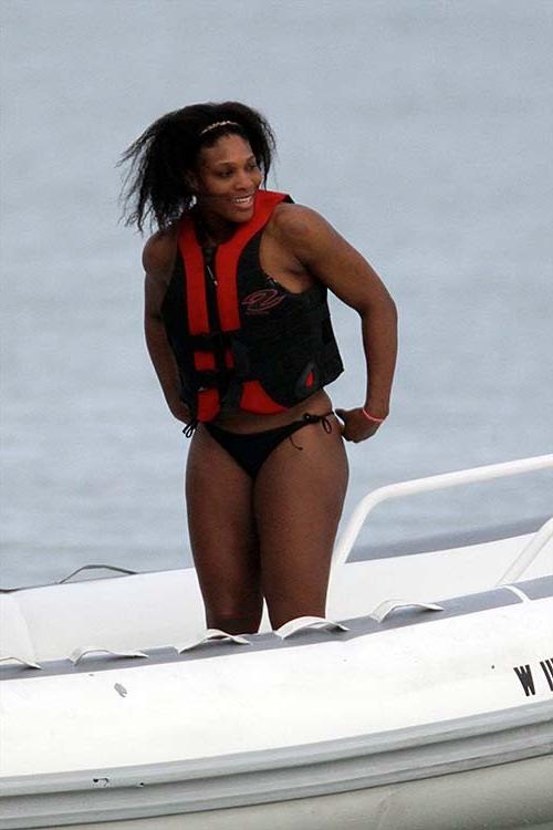 16P Serena Williams exposing sexy body and hot ass in bikini