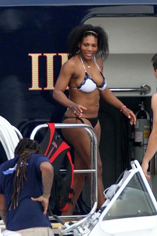 16P Serena Williams exposing sexy body and hot ass in bikini