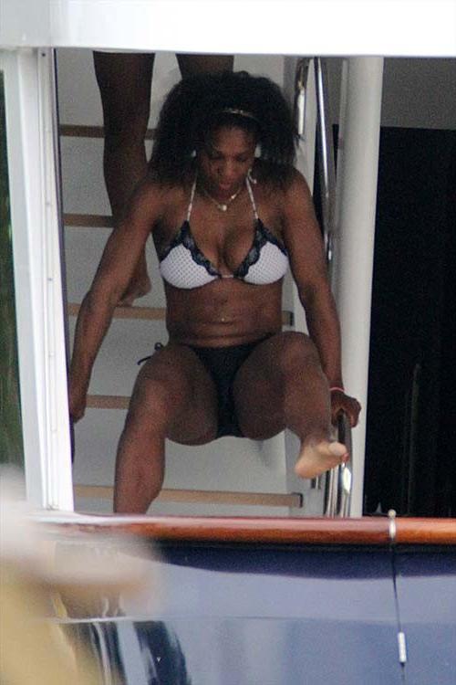 16P Serena Williams exposing sexy body and hot ass in bikini