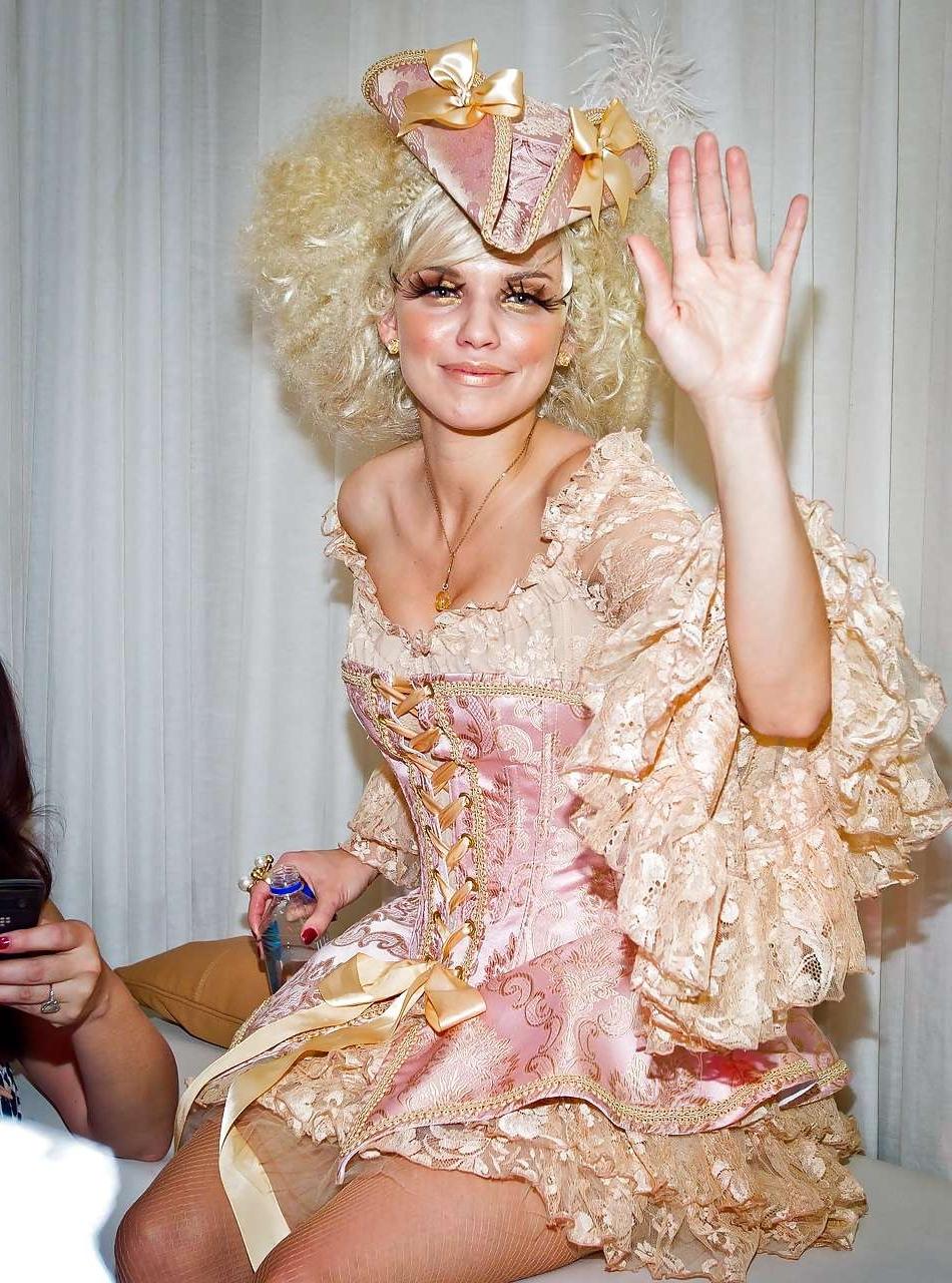 16P AnnaLynne McCord downblouse and leggy in Helloween costume paparazzi pictures