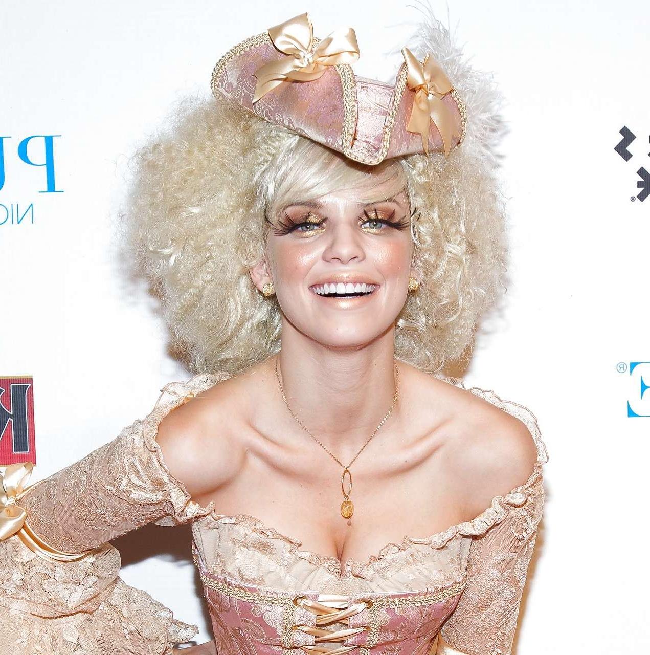 16P AnnaLynne McCord downblouse and leggy in Helloween costume paparazzi pictures