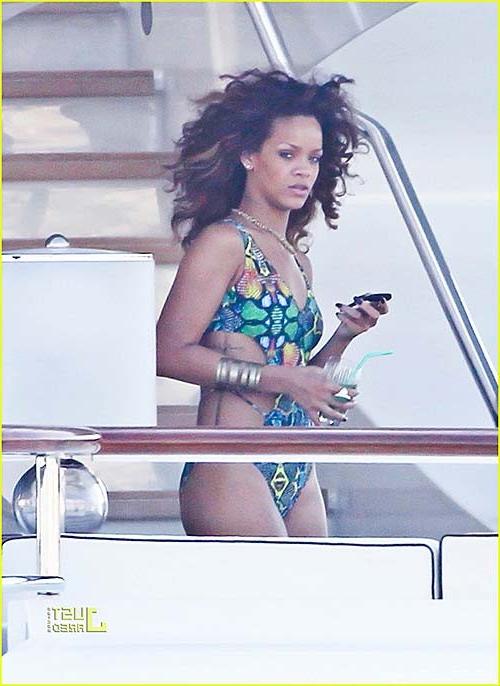 16P Rihanna exposing her sexy body and hot ass in blue bikini on yacht
