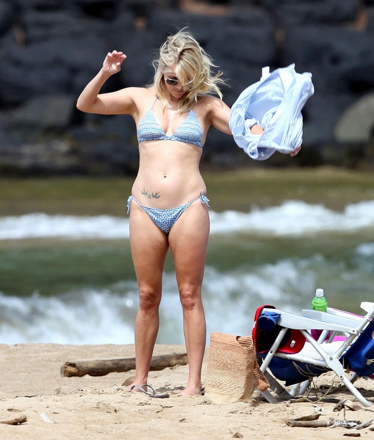 16P Reese Witherspoon wearing bikini on a Hawaiian beach