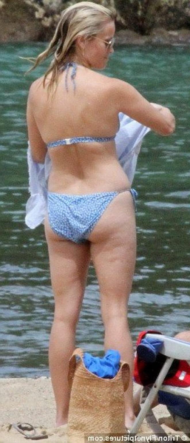 16P Reese Witherspoon wearing bikini on a Hawaiian beach