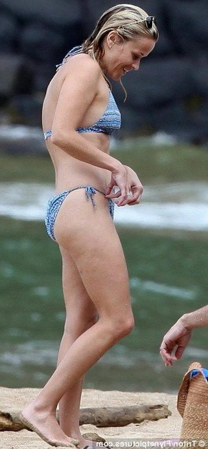 16P Reese Witherspoon wearing bikini on a Hawaiian beach