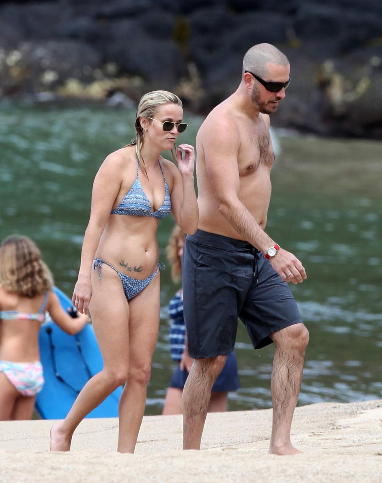 16P Reese Witherspoon wearing bikini on a Hawaiian beach