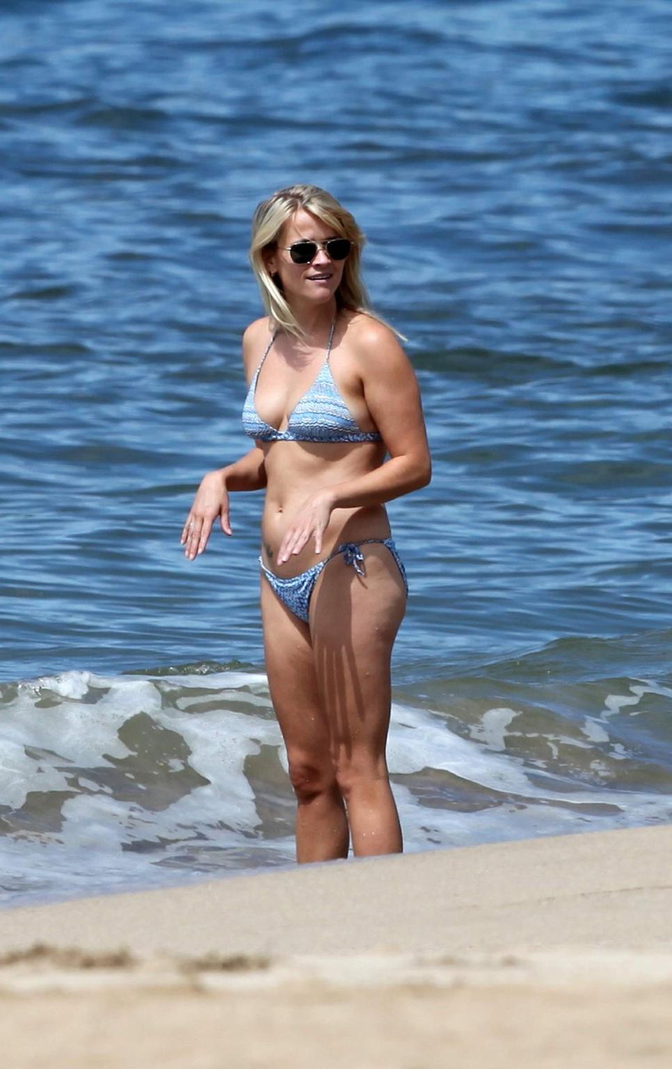 16P Reese Witherspoon wearing bikini on a Hawaiian beach
