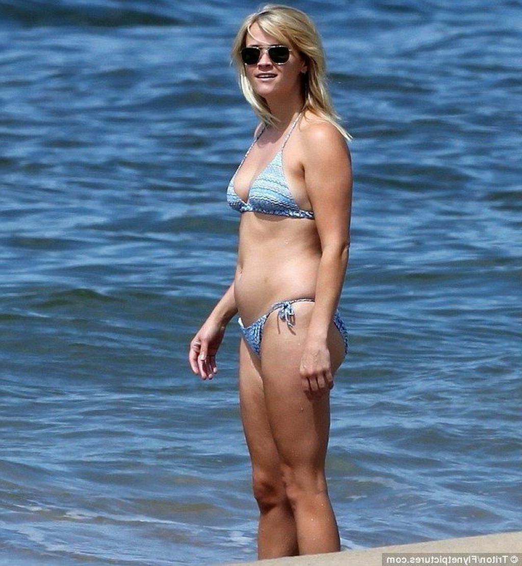 16P Reese Witherspoon wearing bikini on a Hawaiian beach