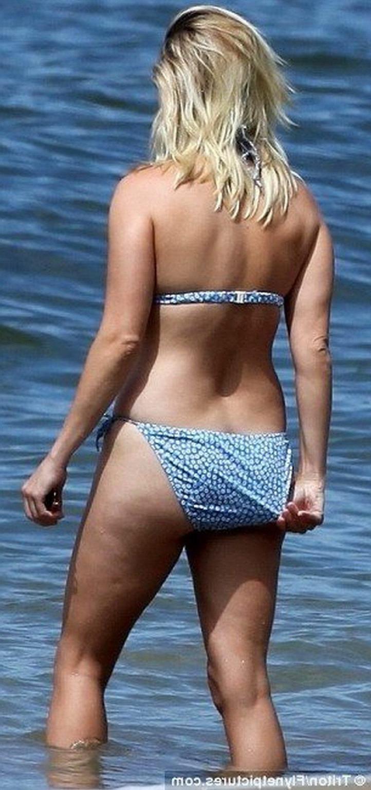 16P Reese Witherspoon wearing bikini on a Hawaiian beach