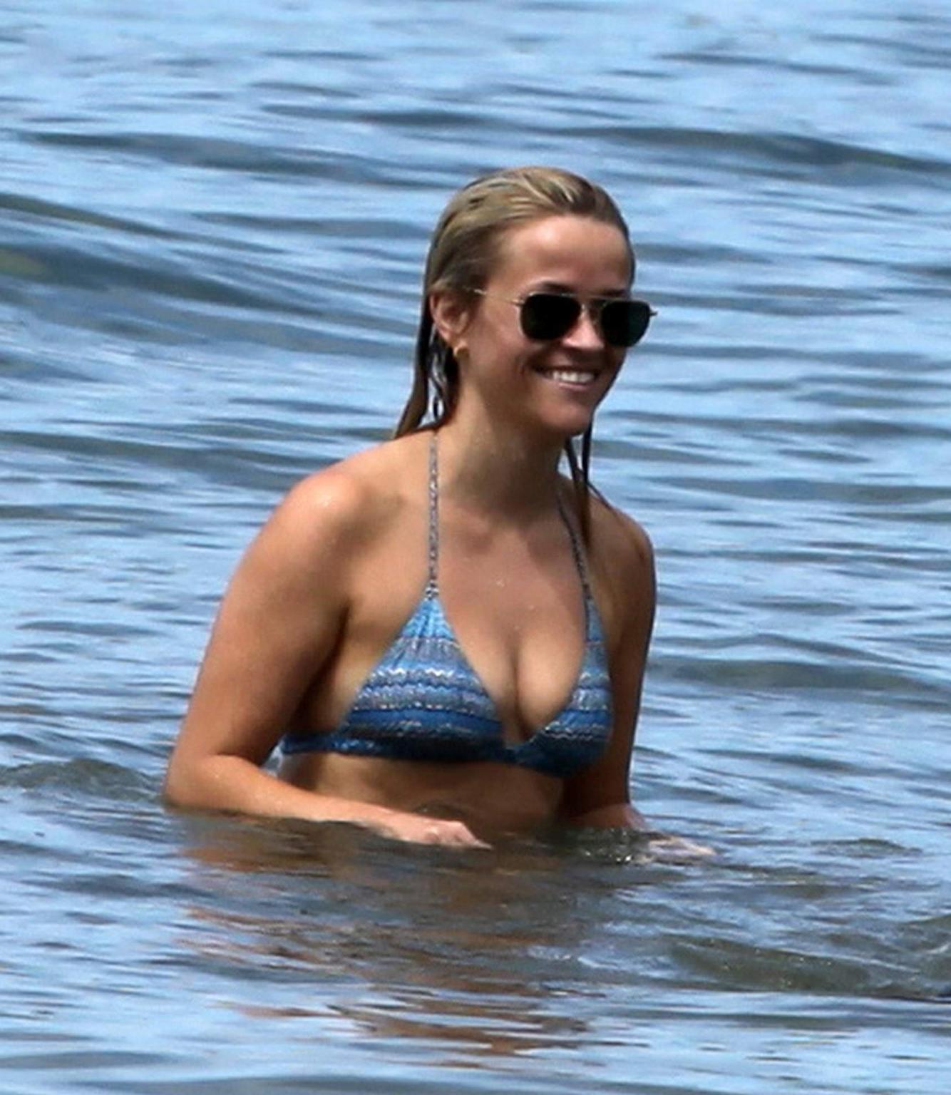 16P Reese Witherspoon wearing bikini on a Hawaiian beach