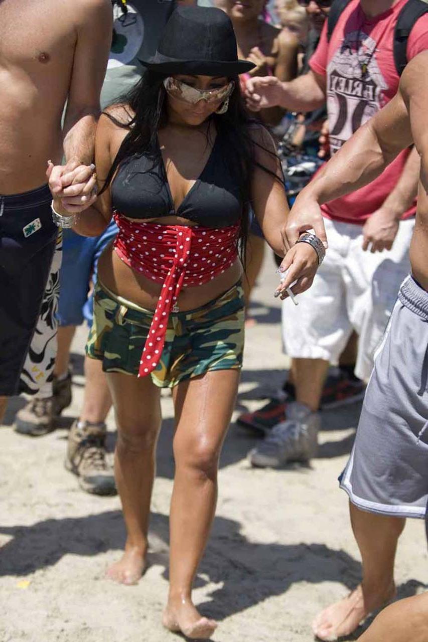 16P Snooki looking very drunk and fucking sexy upskirt paparazzi photos
