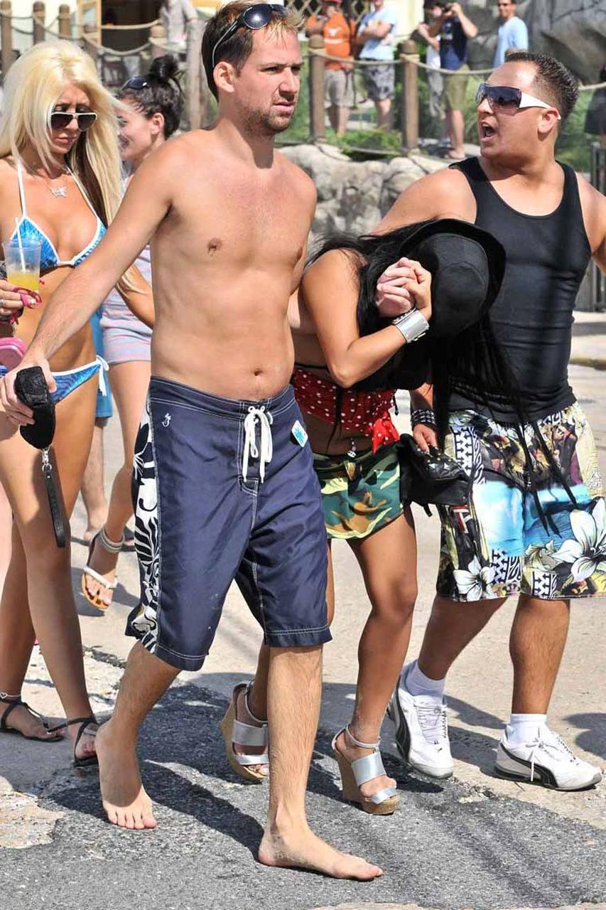 16P Snooki looking very drunk and fucking sexy upskirt paparazzi photos
