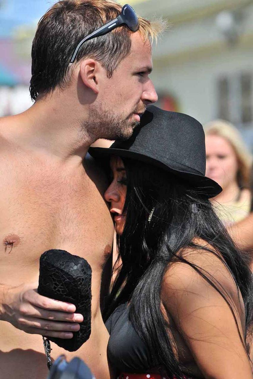 16P Snooki looking very drunk and fucking sexy upskirt paparazzi photos