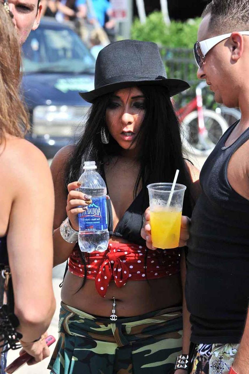 16P Snooki looking very drunk and fucking sexy upskirt paparazzi photos