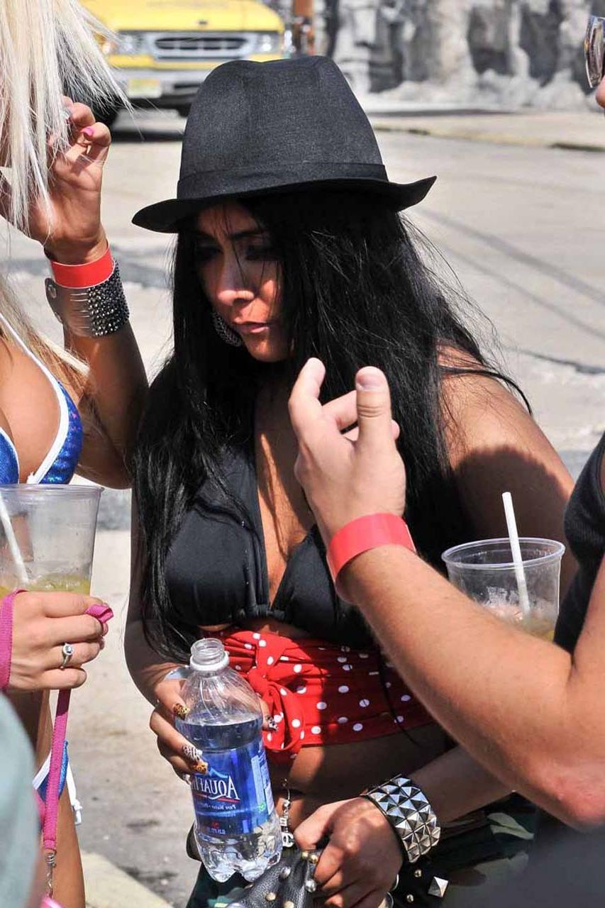 16P Snooki looking very drunk and fucking sexy upskirt paparazzi photos