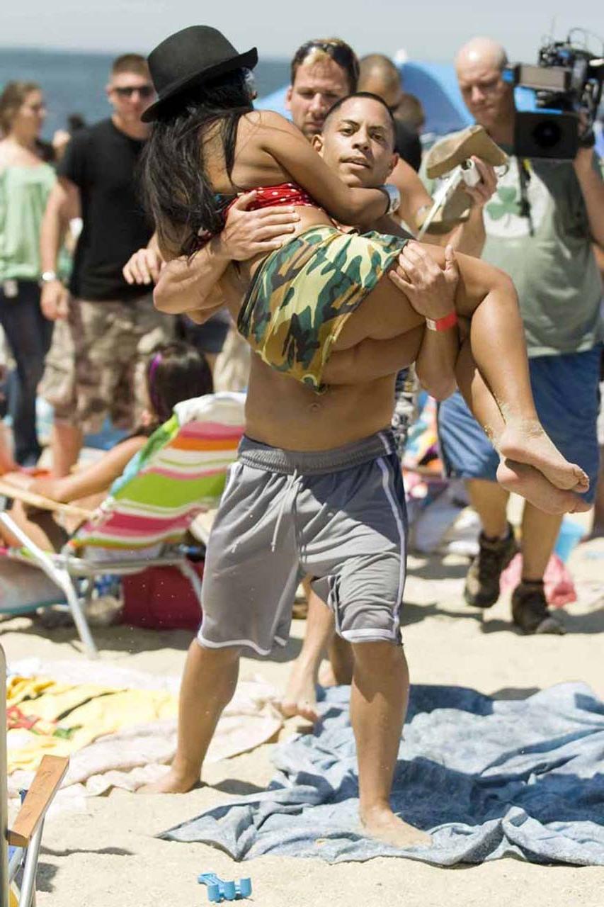 16P Snooki looking very drunk and fucking sexy upskirt paparazzi photos