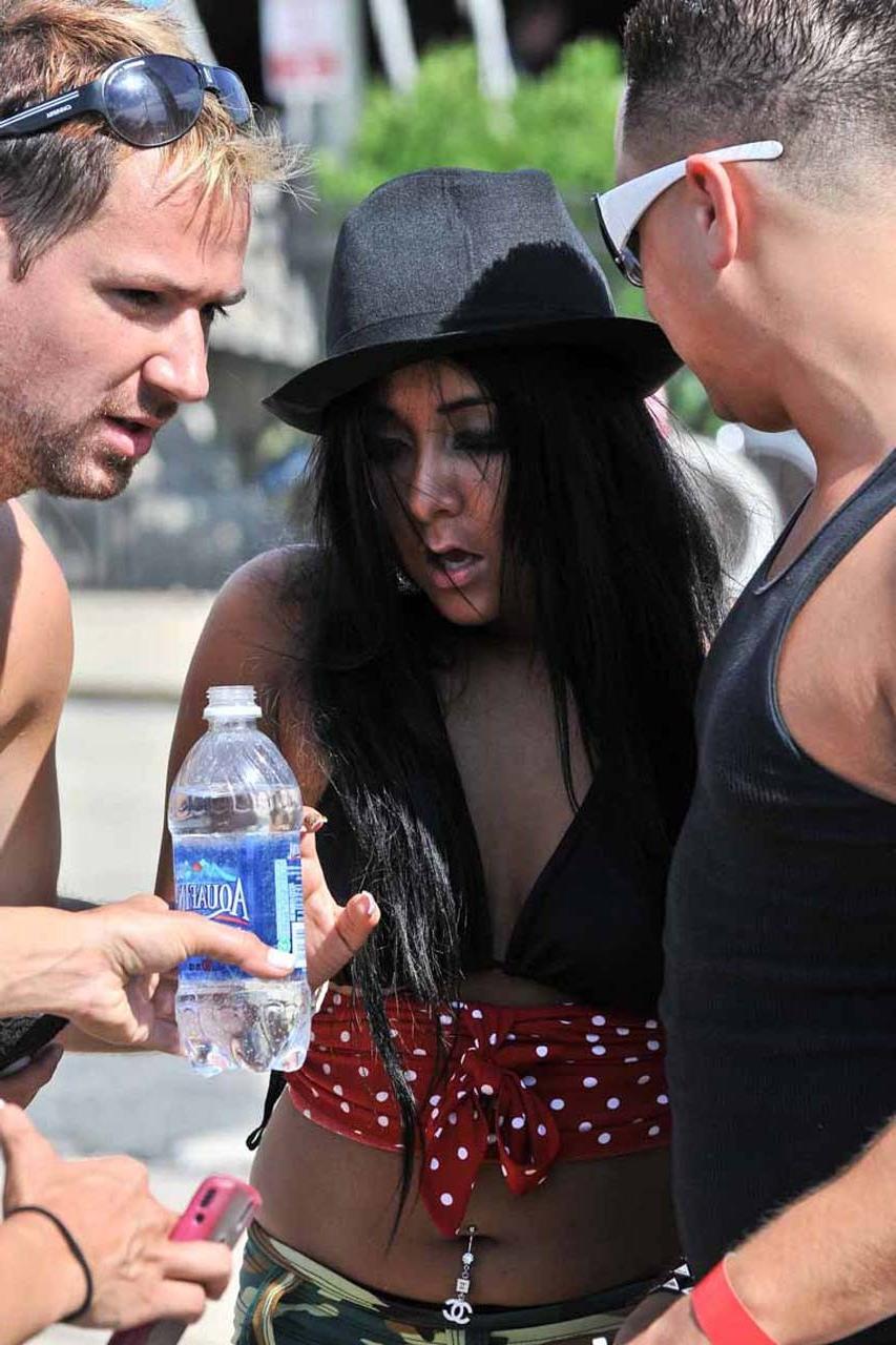16P Snooki looking very drunk and fucking sexy upskirt paparazzi photos