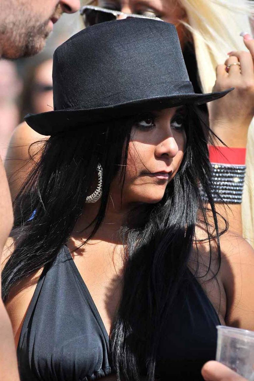 16P Snooki looking very drunk and fucking sexy upskirt paparazzi photos