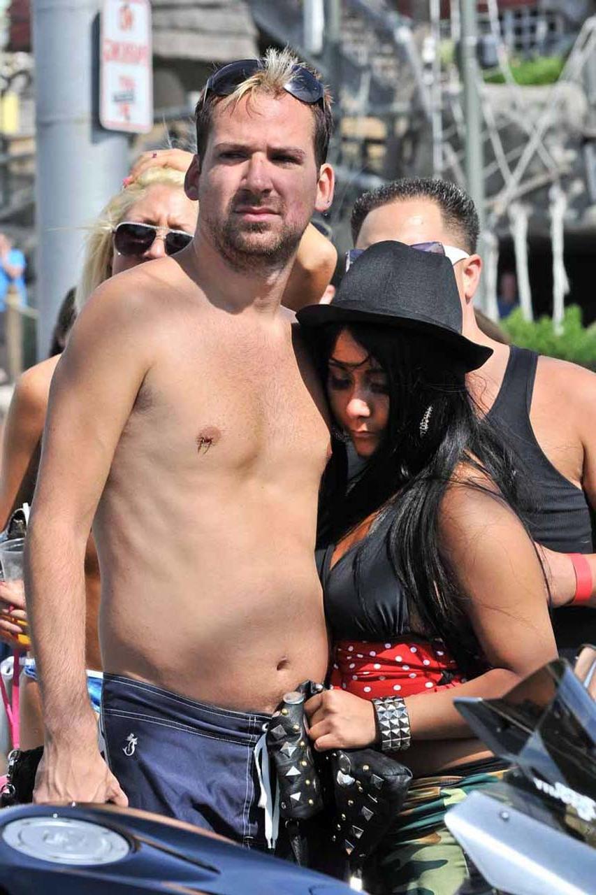 16P Snooki looking very drunk and fucking sexy upskirt paparazzi photos
