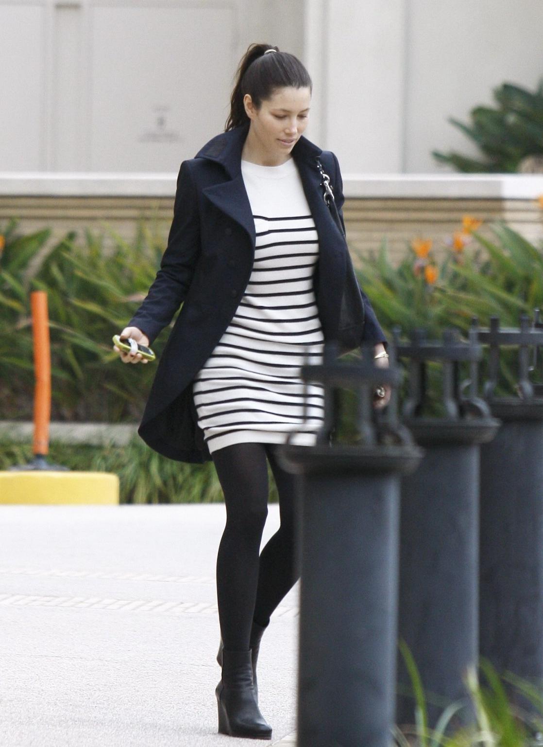 16P Jessica Biel showing off her perfect ass in bikini on a Hawaiian beach