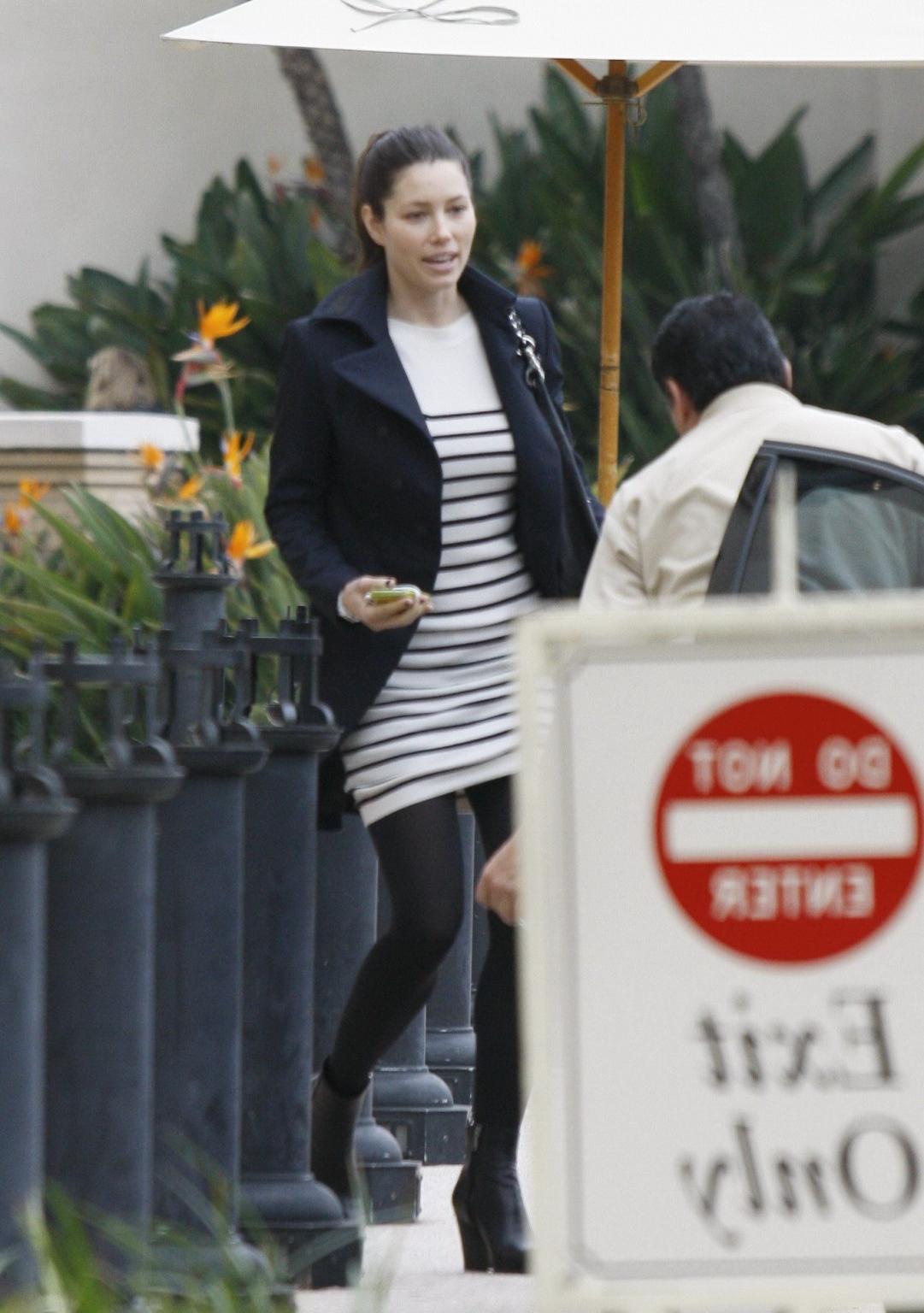 16P Jessica Biel showing off her perfect ass in bikini on a Hawaiian beach