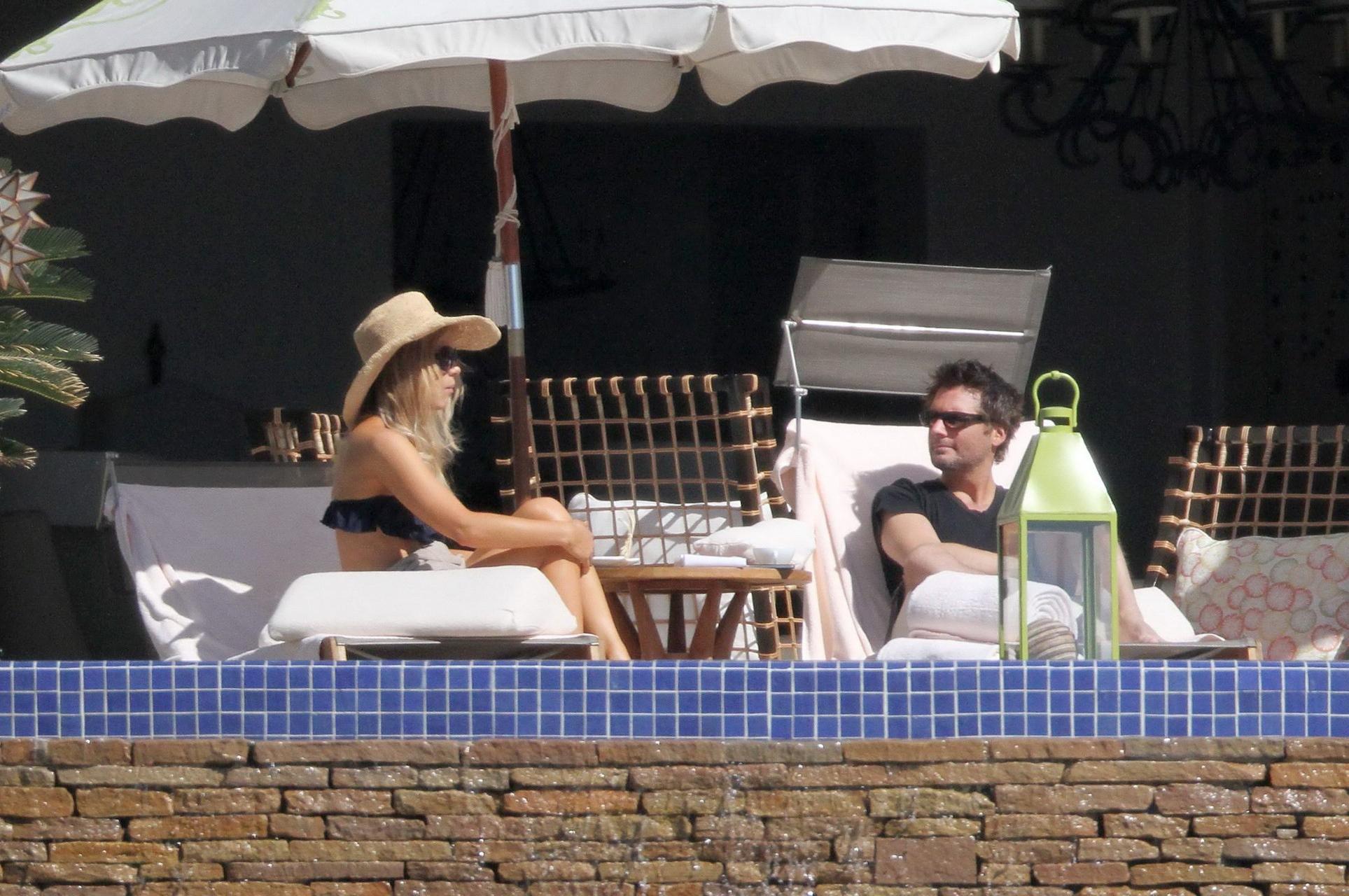 16P Kate Beckinsale wearing dark blue bikini on the beach in Mexico