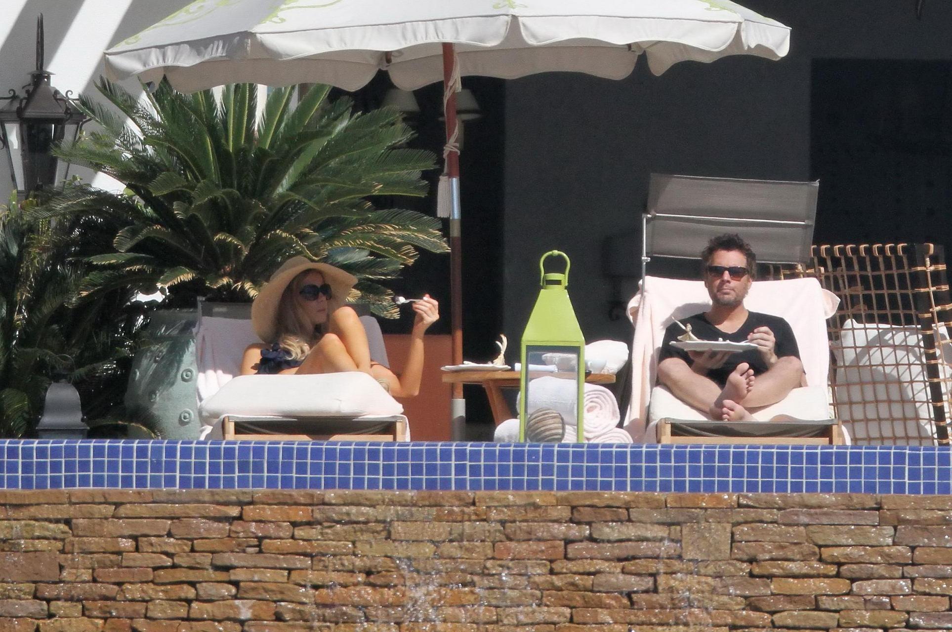 16P Kate Beckinsale wearing dark blue bikini on the beach in Mexico
