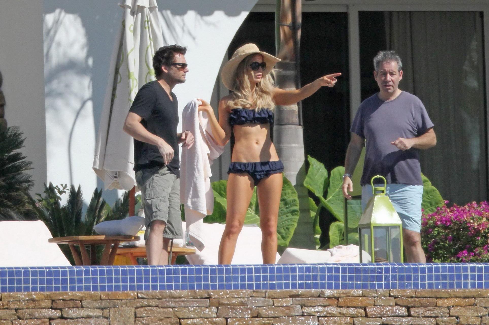 16P Kate Beckinsale wearing dark blue bikini on the beach in Mexico