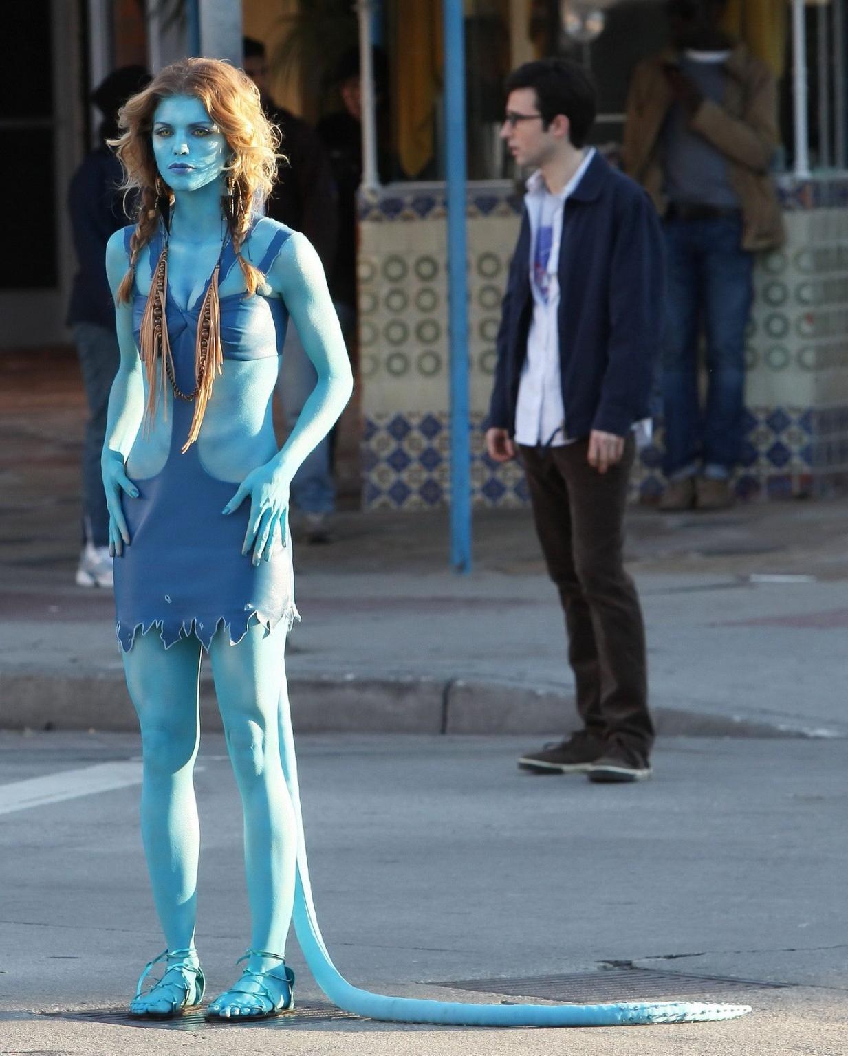 16P AnnaLynne McCord in Avatar costume making out on the set of '90210