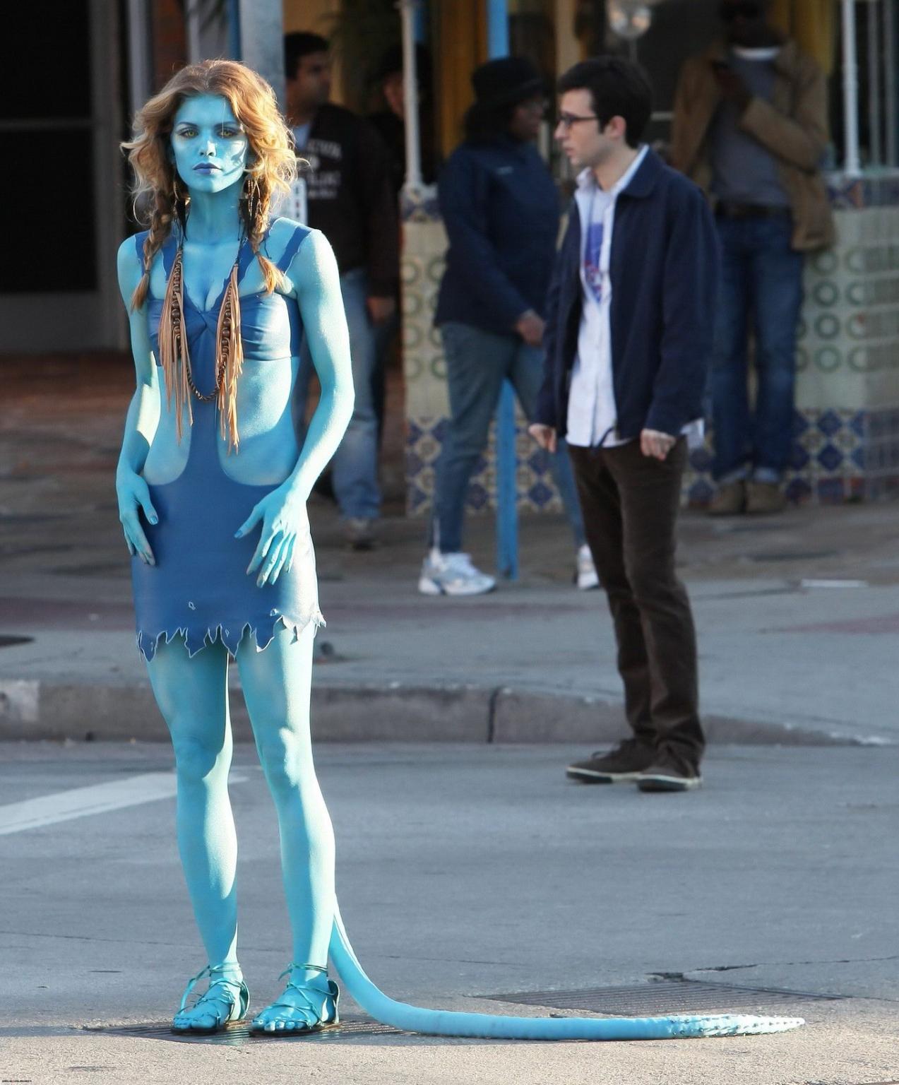 16P AnnaLynne McCord in Avatar costume making out on the set of '90210