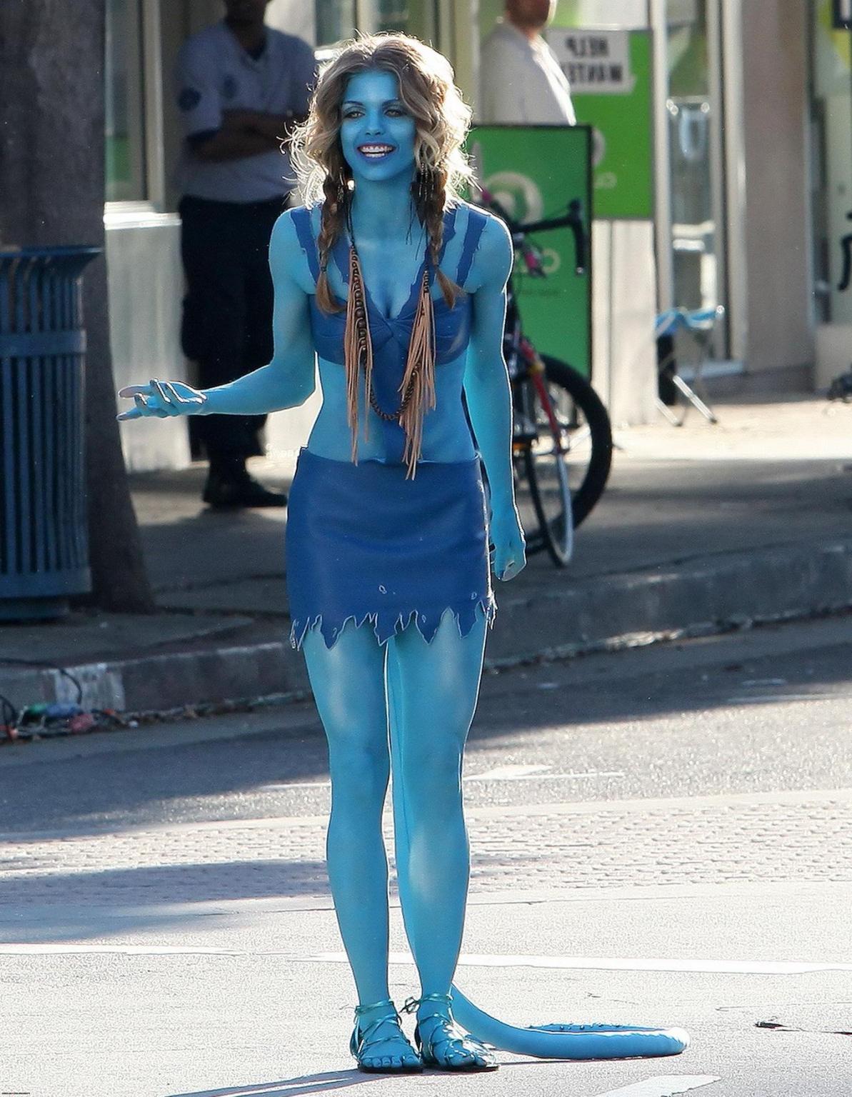 16P AnnaLynne McCord in Avatar costume making out on the set of '90210