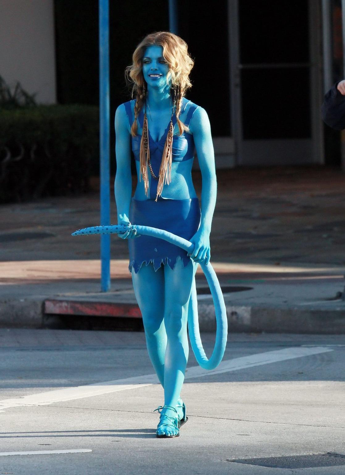 16P AnnaLynne McCord in Avatar costume making out on the set of '90210
