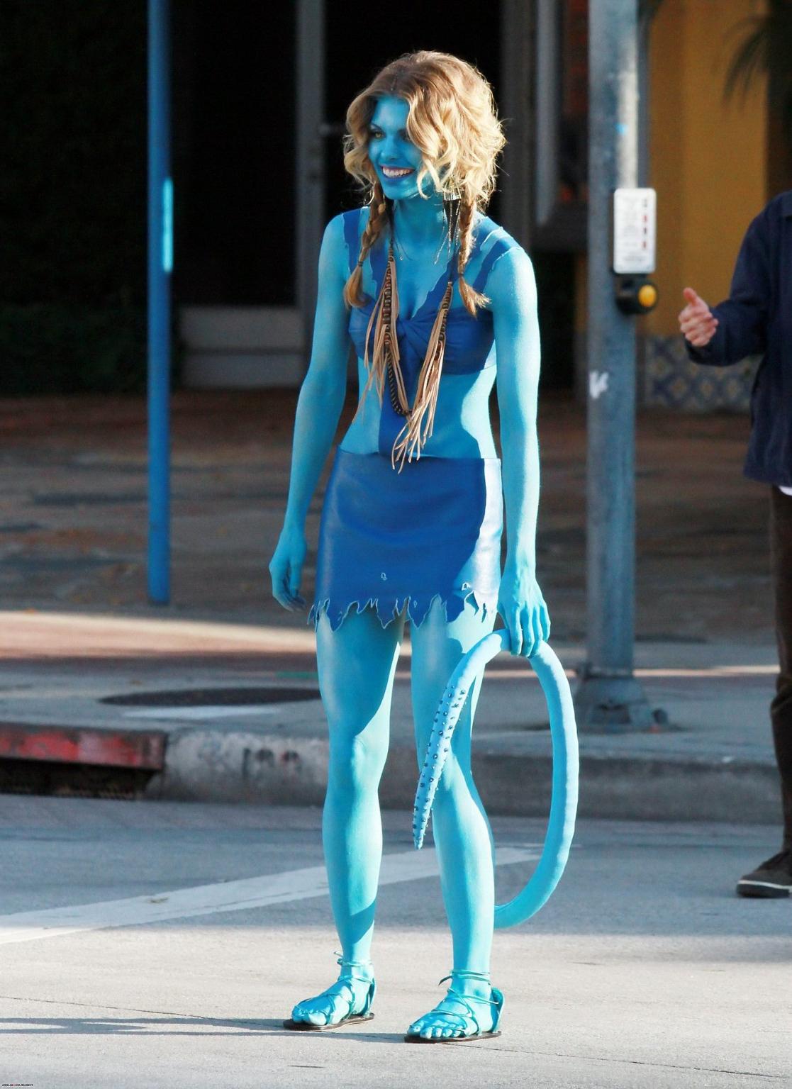 16P AnnaLynne McCord in Avatar costume making out on the set of '90210