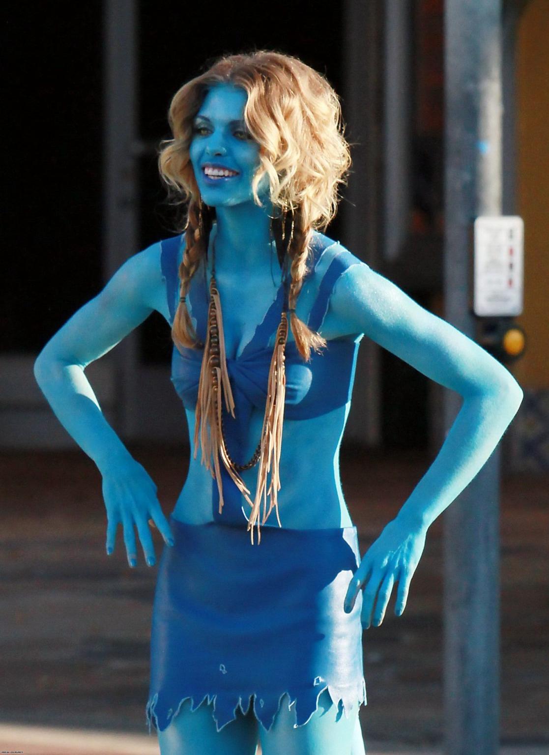 16P AnnaLynne McCord in Avatar costume making out on the set of '90210