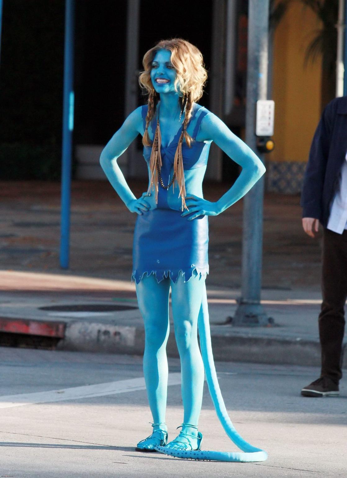 16P AnnaLynne McCord in Avatar costume making out on the set of '90210