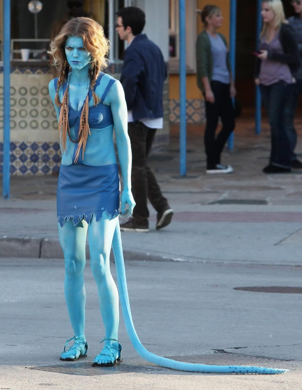 16P AnnaLynne McCord in Avatar costume making out on the set of '90210
