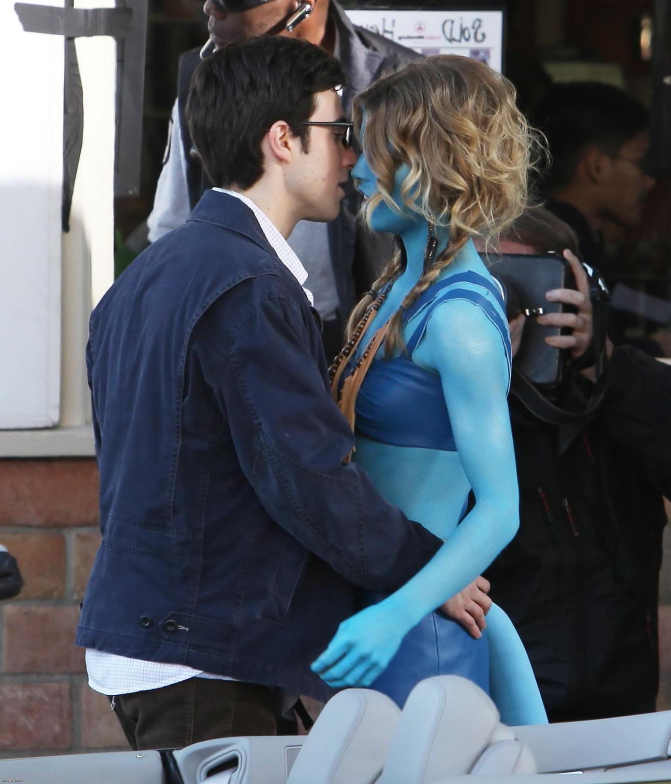 16P AnnaLynne McCord in Avatar costume making out on the set of '90210