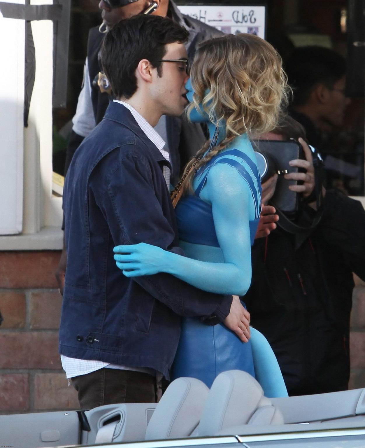 16P AnnaLynne McCord in Avatar costume making out on the set of '90210