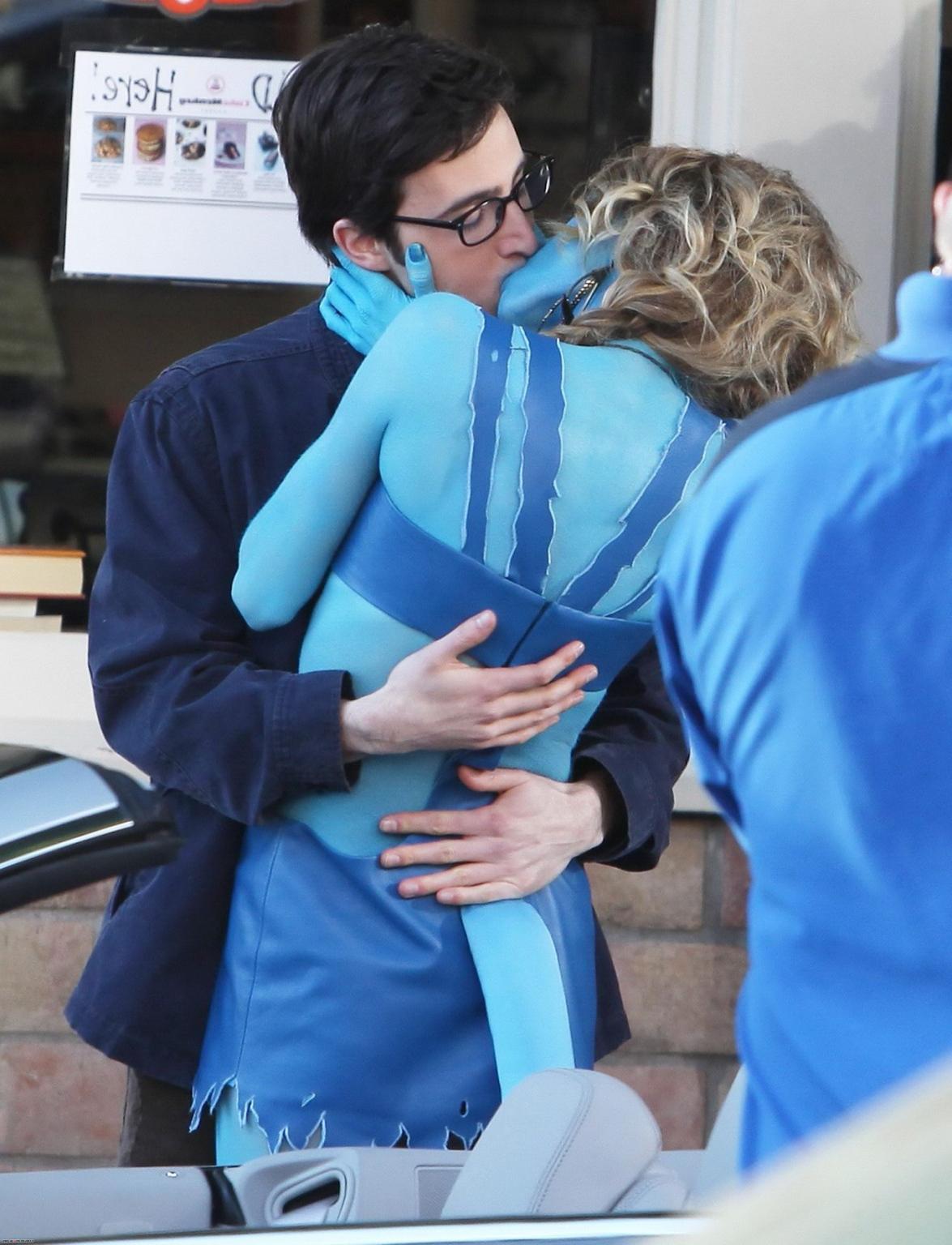 16P AnnaLynne McCord in Avatar costume making out on the set of '90210