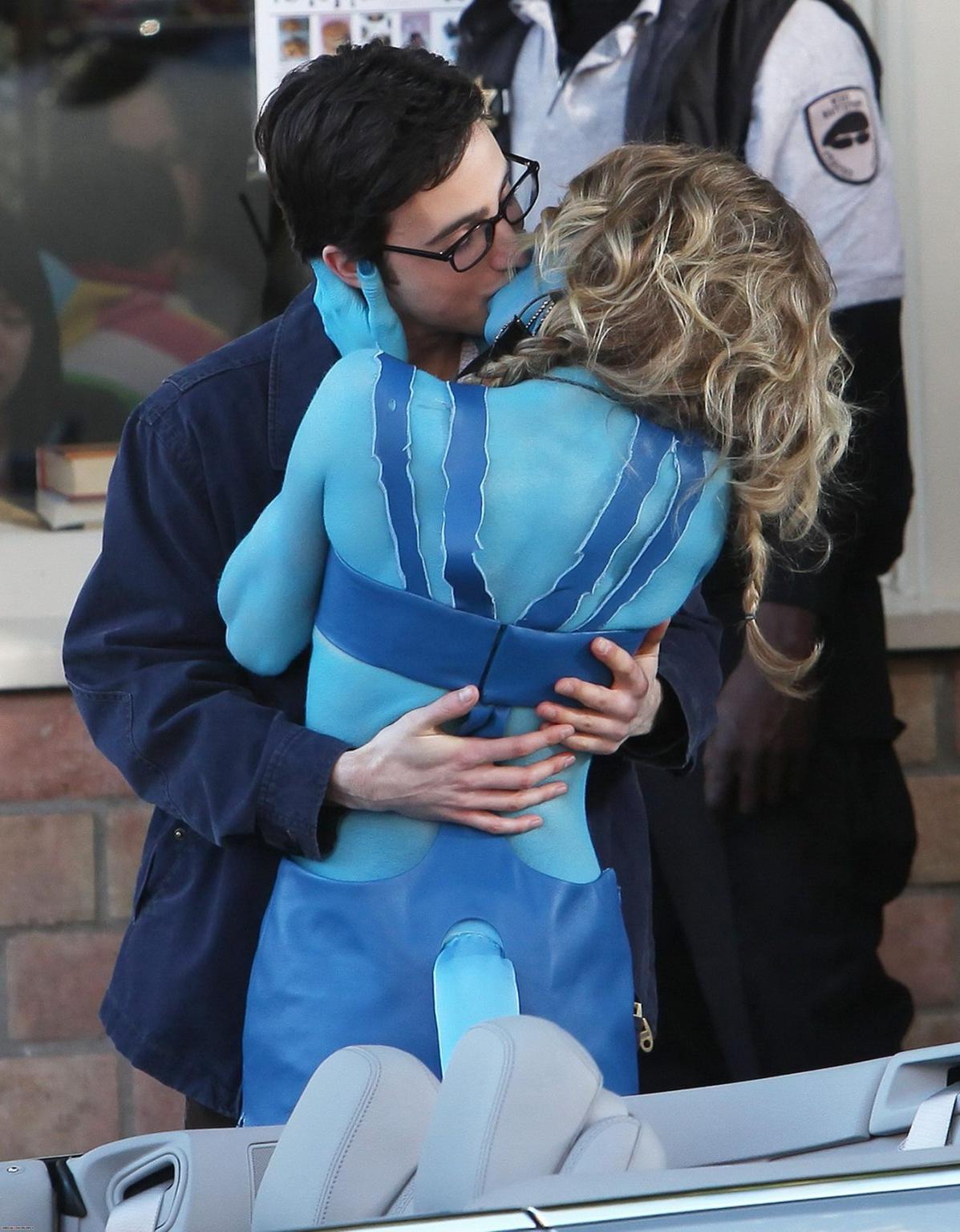 16P AnnaLynne McCord in Avatar costume making out on the set of '90210