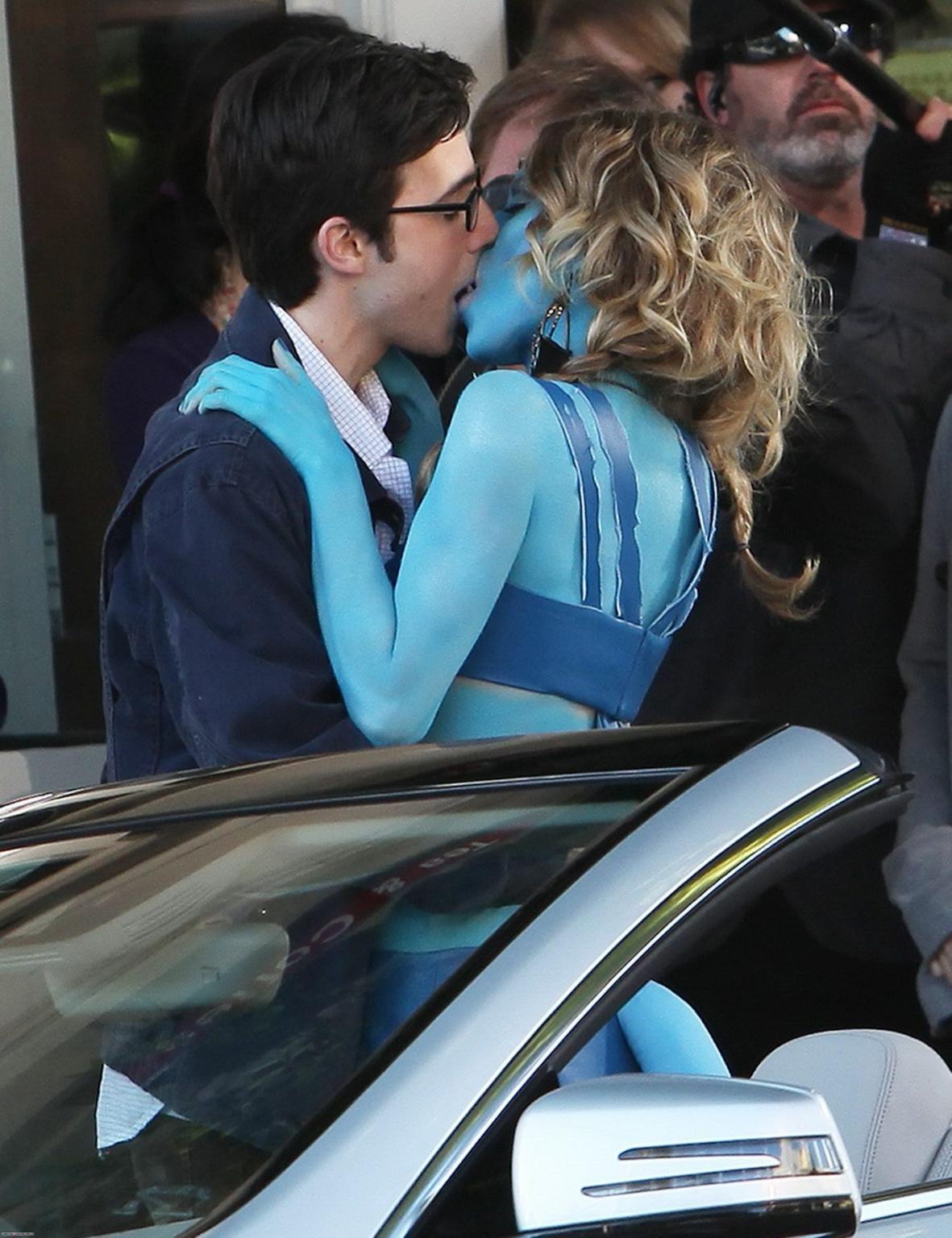 16P AnnaLynne McCord in Avatar costume making out on the set of '90210