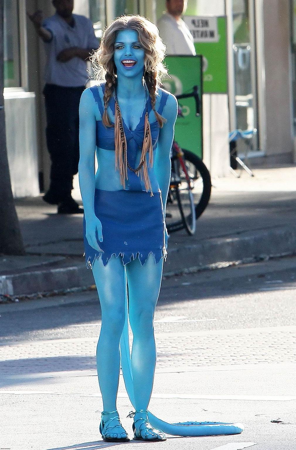 16P AnnaLynne McCord in Avatar costume making out on the set of '90210