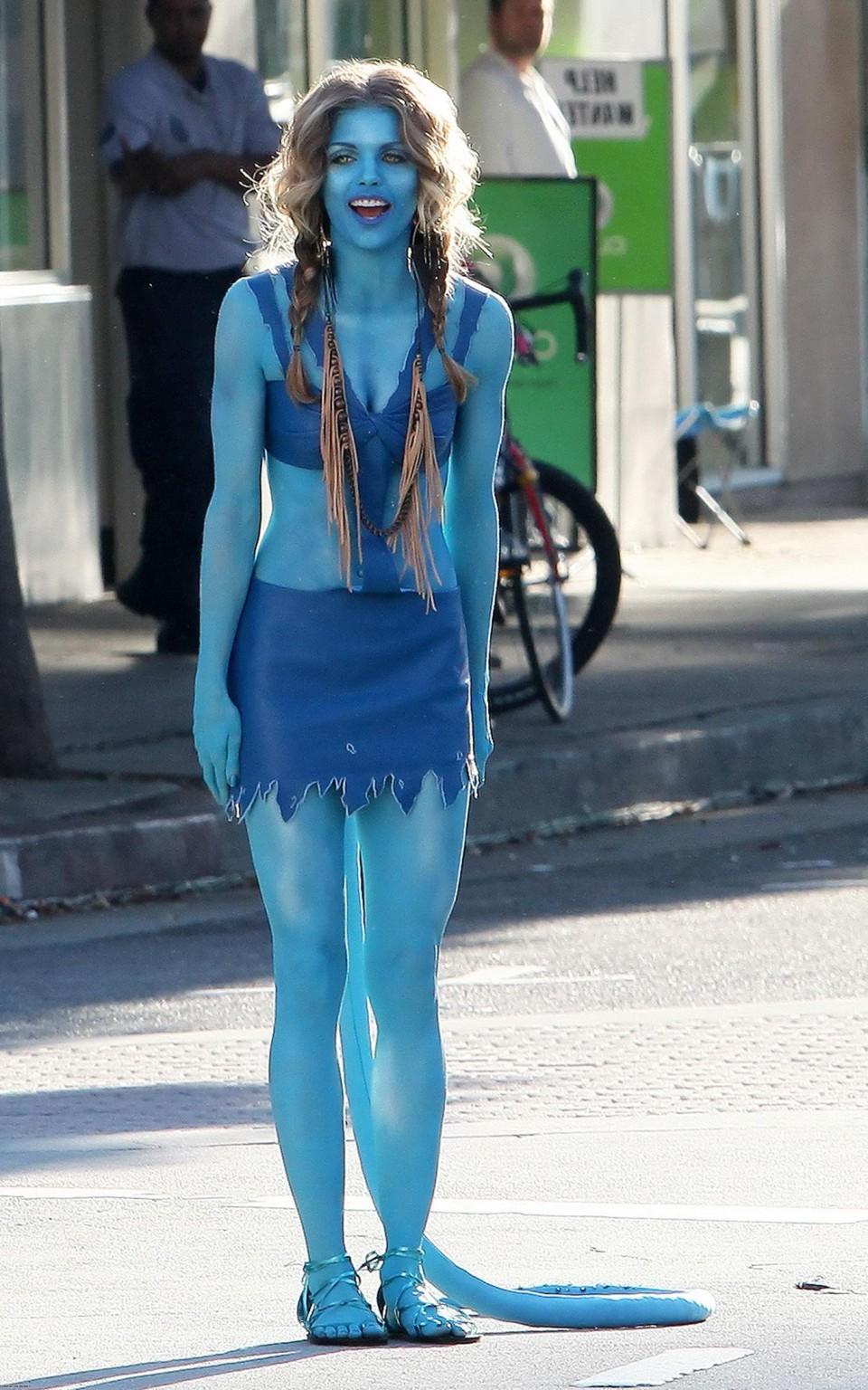 16P AnnaLynne McCord in Avatar costume making out on the set of '90210
