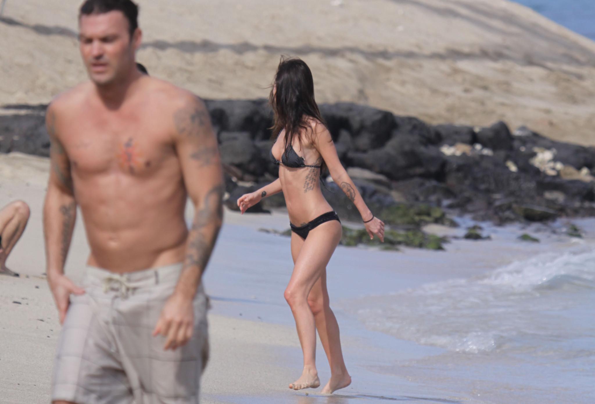 16P Megan Fox wearing sexy bikini on the Hawaiian beach