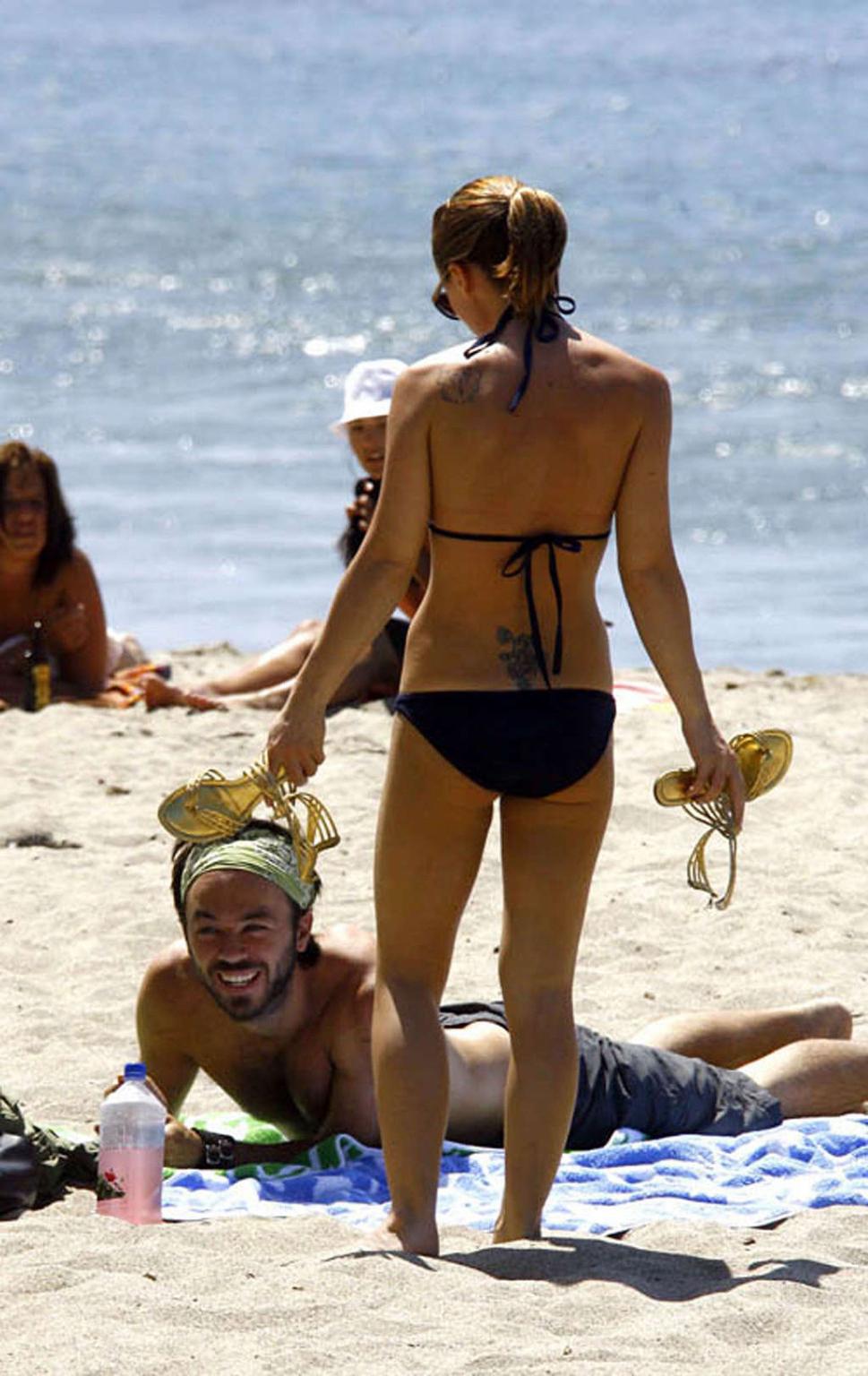 16P Christina Ricci looking very drunk in bikini with a beer in a hand